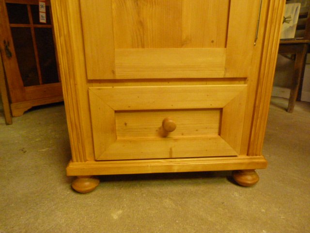 Schmaler Schrank
