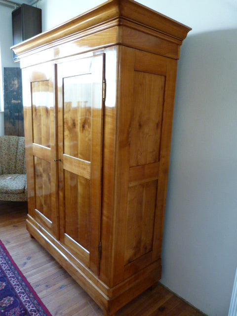 Kirschbaum-Schrank