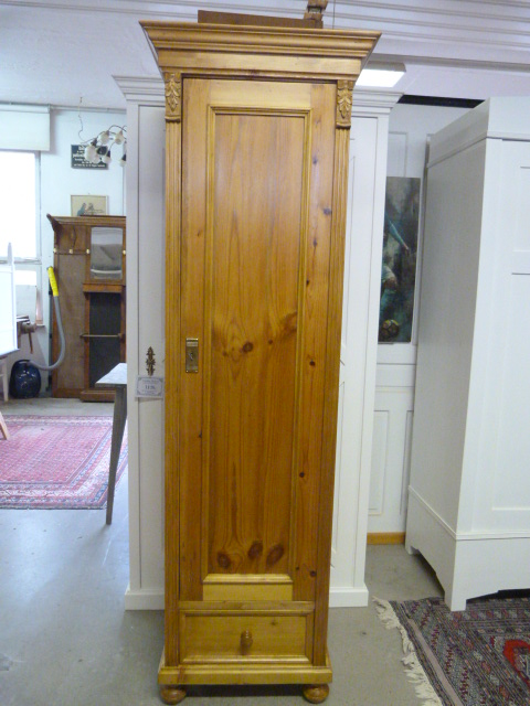 Schmaler Schrank