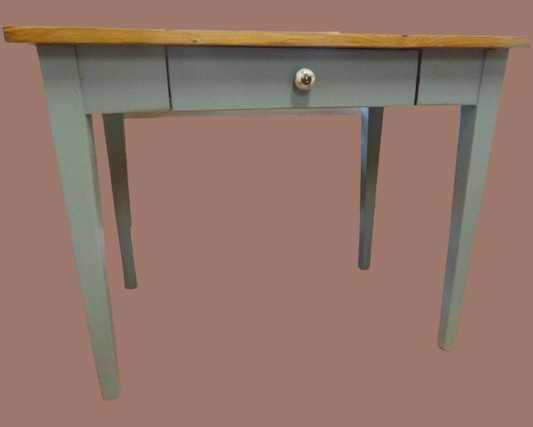Tisch mit Kreidefarbe