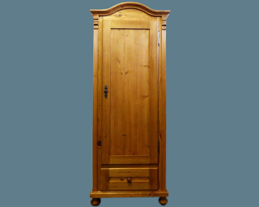 Schmaler Schrank
