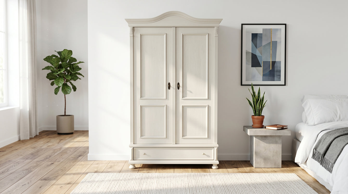 Weichholzschrank im Shabby Chic