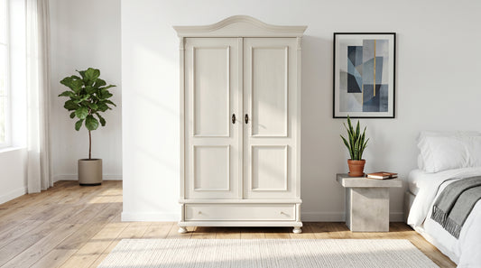 Weichholzschrank im Shabby Chic