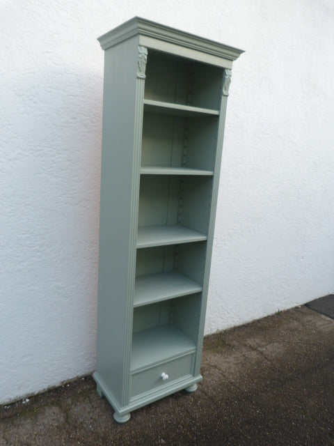 Kleines Bücherregal