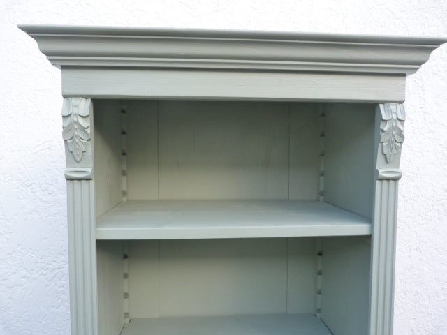 Kleines Bücherregal