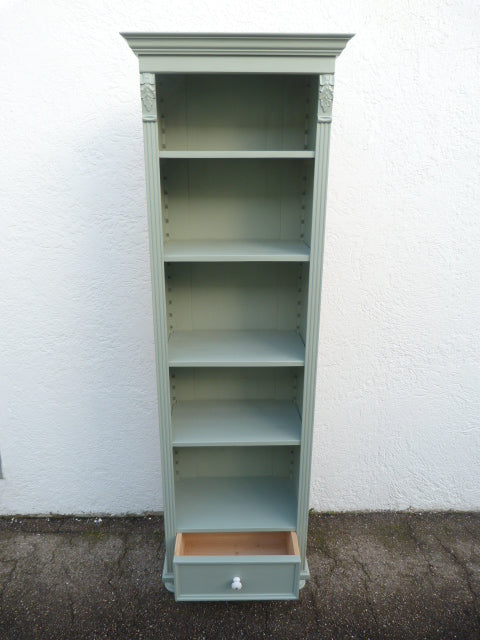 Kleines Bücherregal