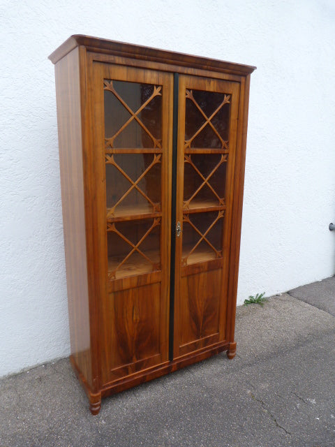 Nußbaum-Vitrine