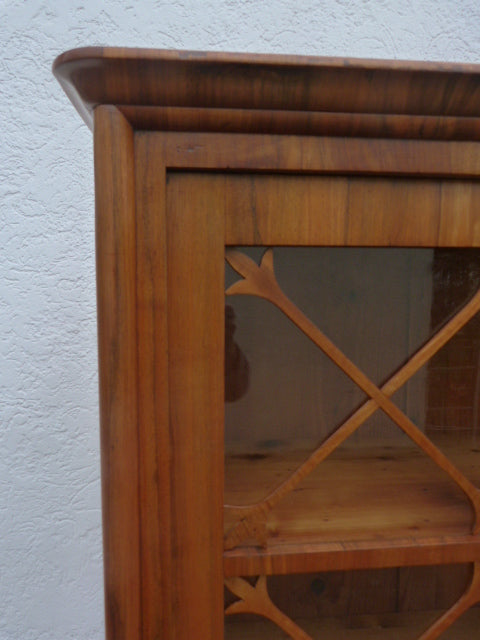 Nußbaum-Vitrine