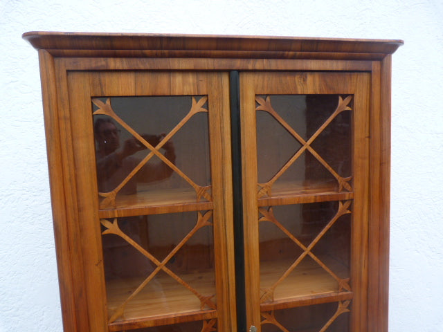Nußbaum-Vitrine