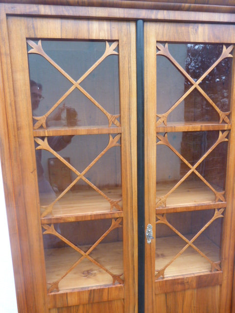 Nußbaum-Vitrine