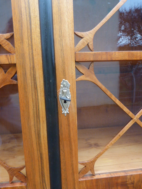 Nußbaum-Vitrine