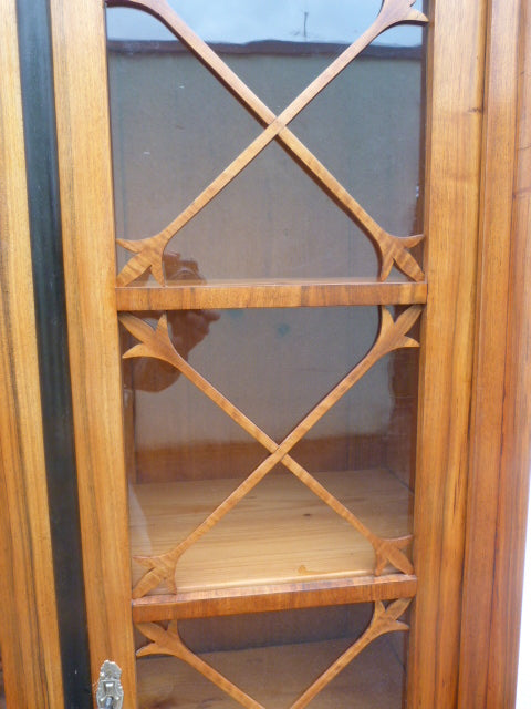 Nußbaum-Vitrine