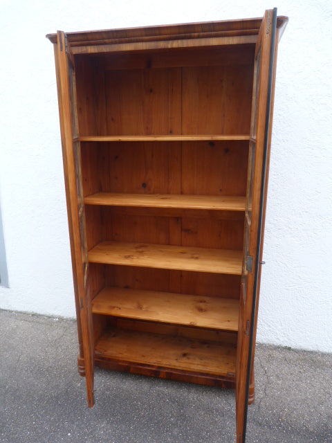 Nußbaum-Vitrine