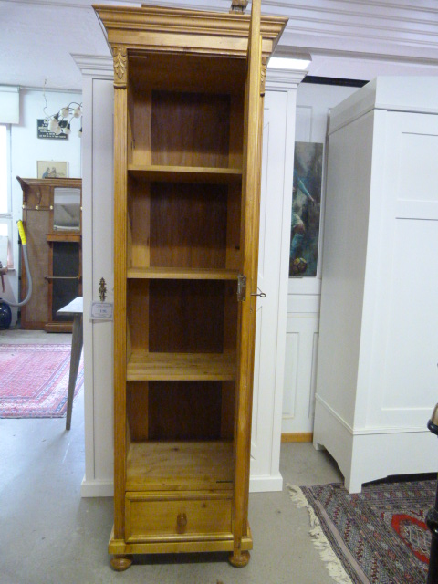 Schmaler Schrank