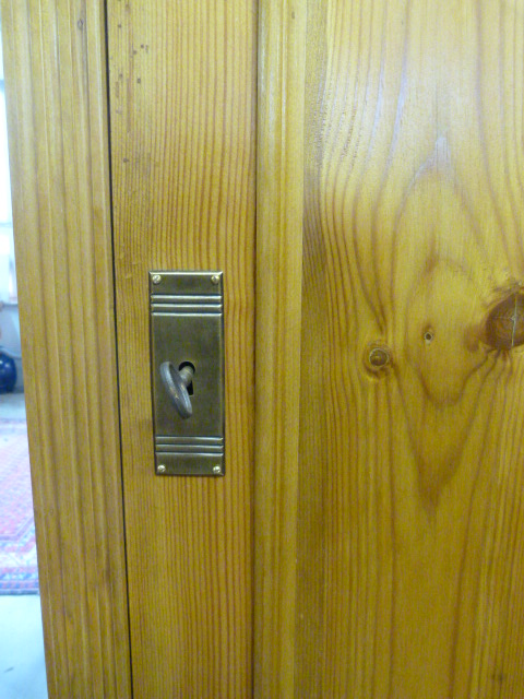 Schmaler Schrank
