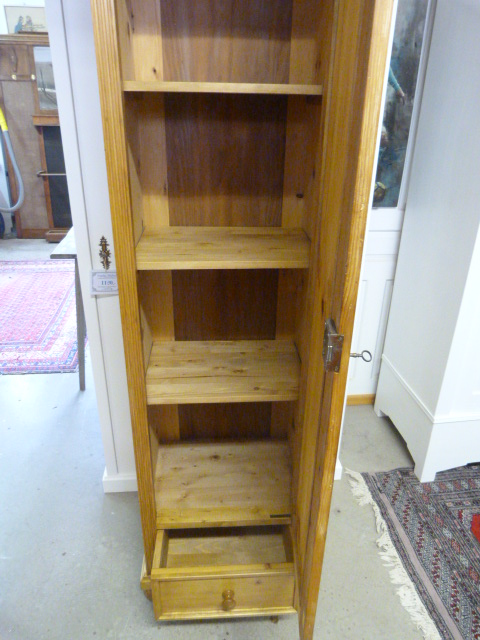 Schmaler Schrank