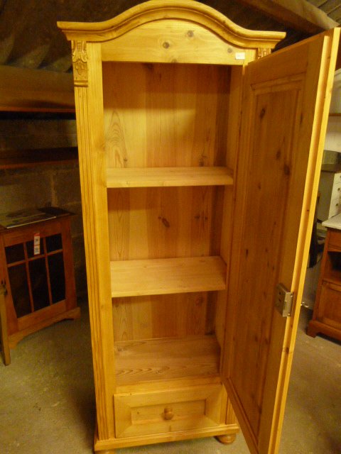 Schmaler Schrank