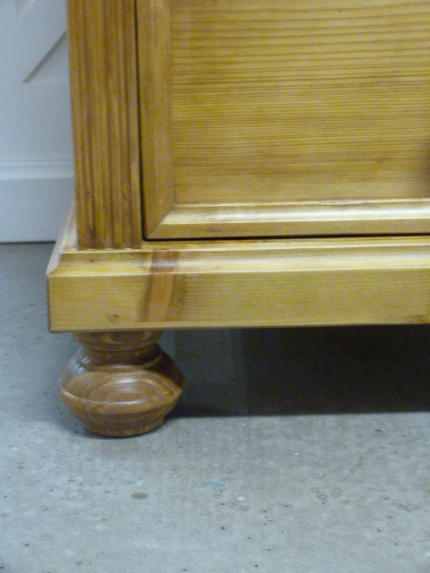 Schmaler Schrank