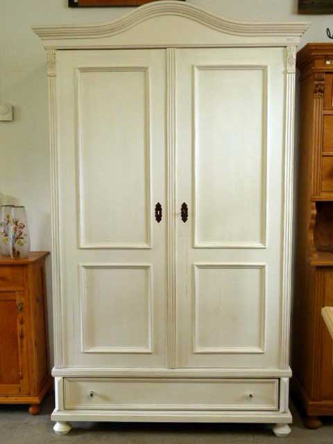 Weichholzschrank im Shabby Chic