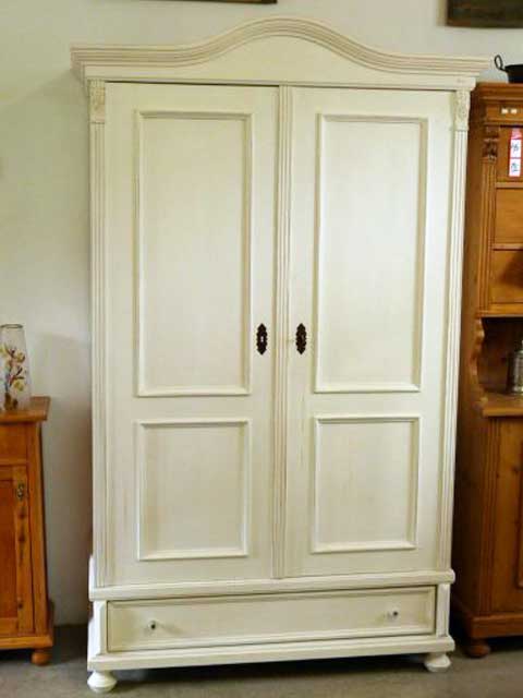 Weichholzschrank im Shabby Chic