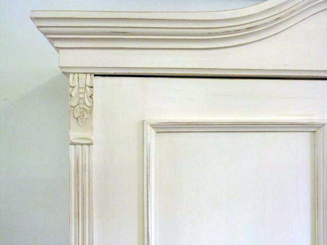 Weichholzschrank im Shabby Chic