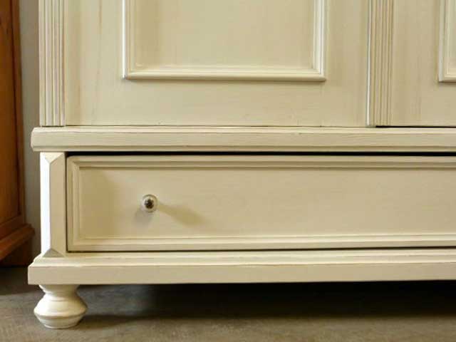 Weichholzschrank im Shabby Chic