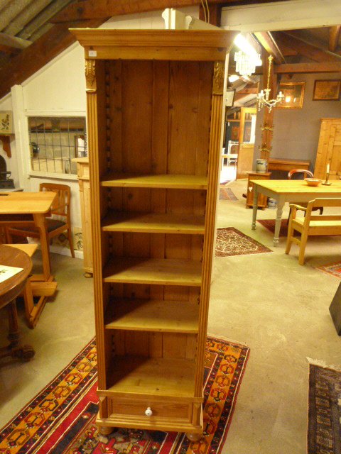 Schmaler Bücherschrank