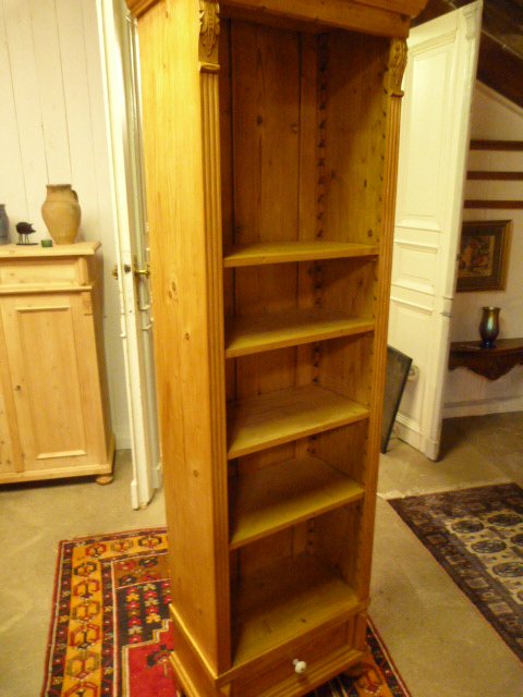 Schmaler Bücherschrank