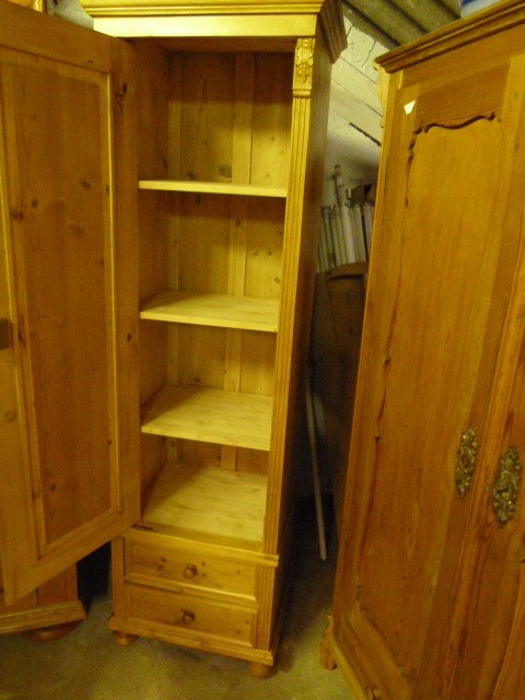 Schmaler Schrank