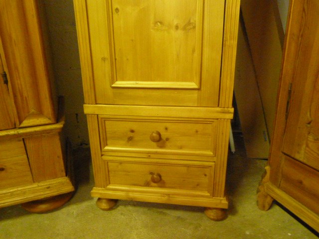 Schmaler Schrank