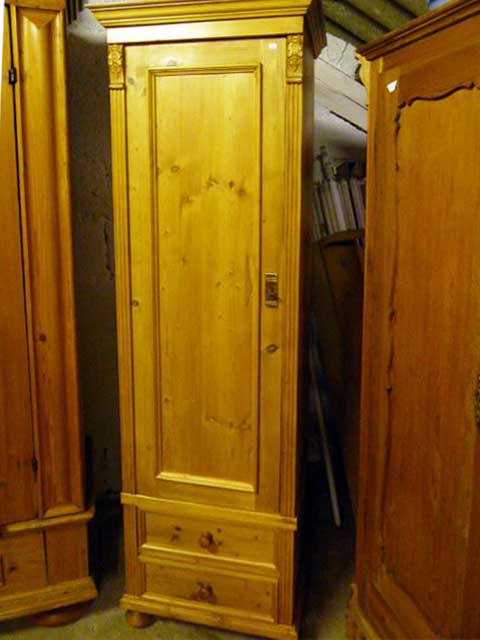 Schmaler Schrank