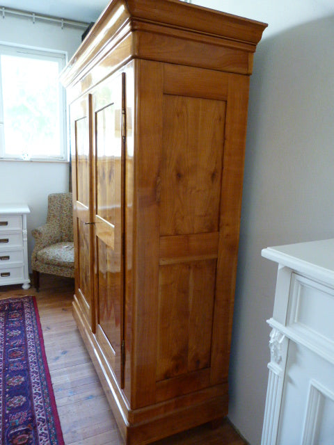 Kirschbaum-Schrank