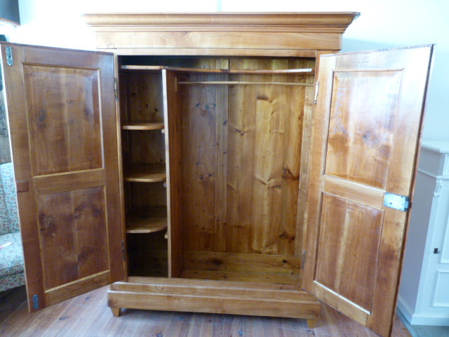 Kirschbaum-Schrank
