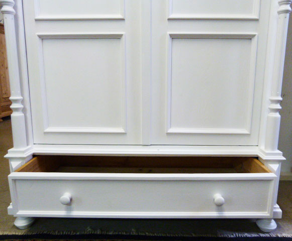 Weichholzschrank