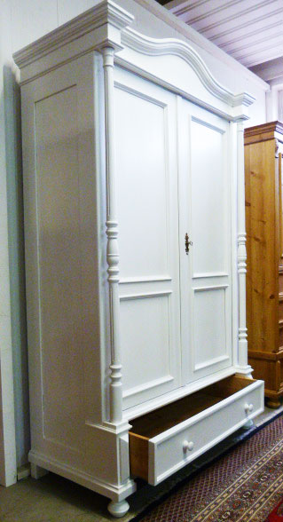 Weichholzschrank