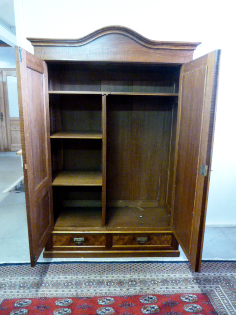 Nussbaum Schrank