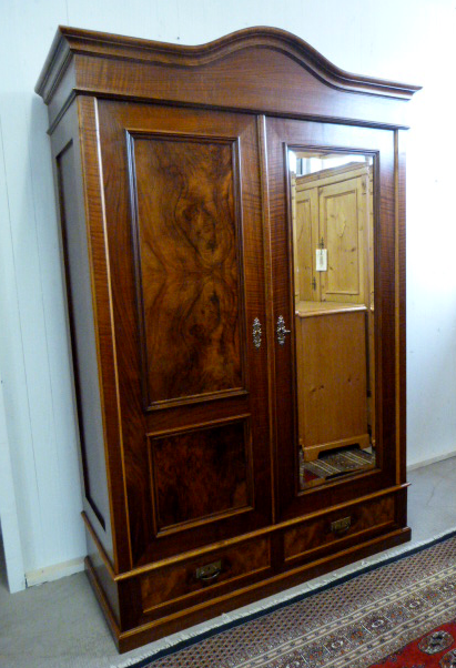Nussbaum Schrank