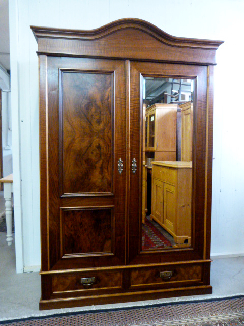 Nussbaum Schrank