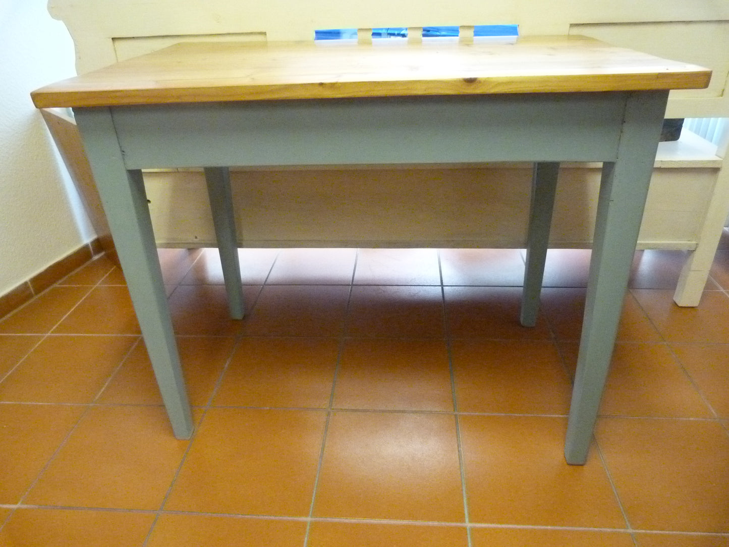 Tisch mit Kreidefarbe