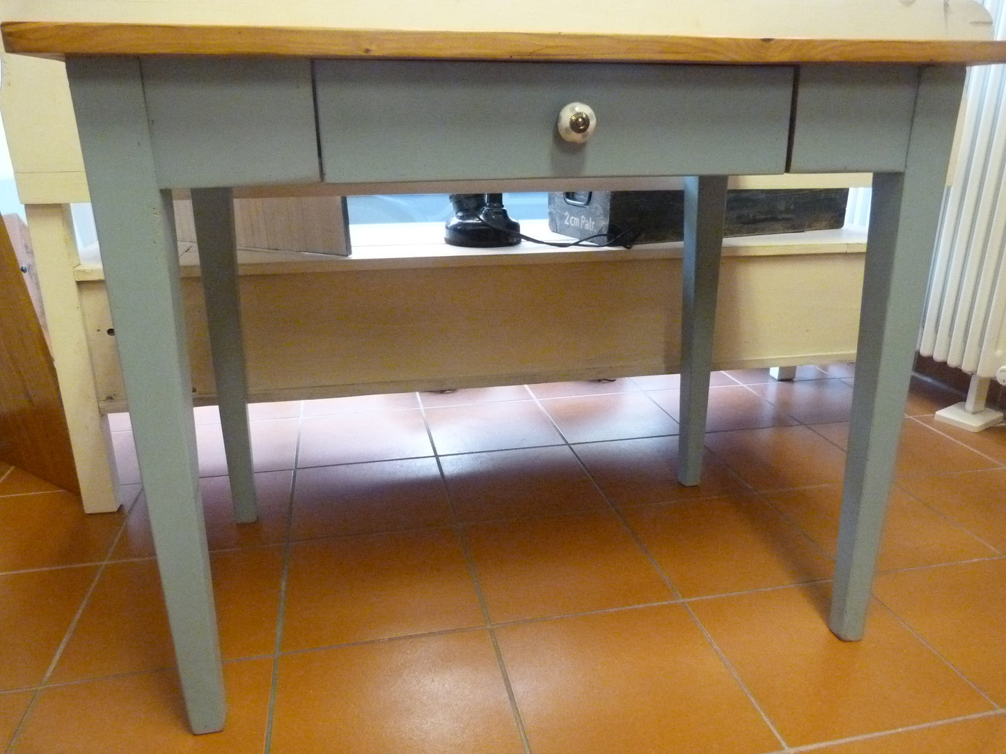 Tisch mit Kreidefarbe