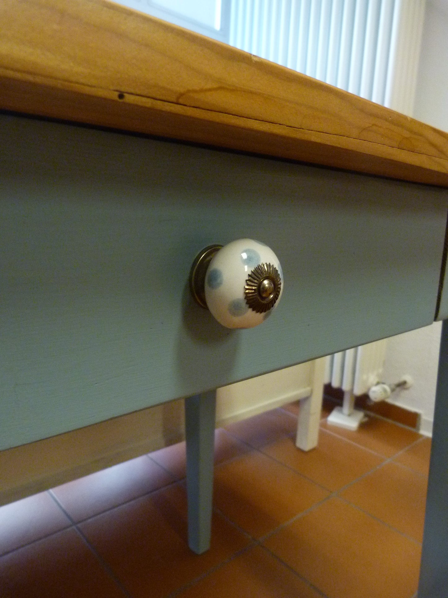 Tisch mit Kreidefarbe