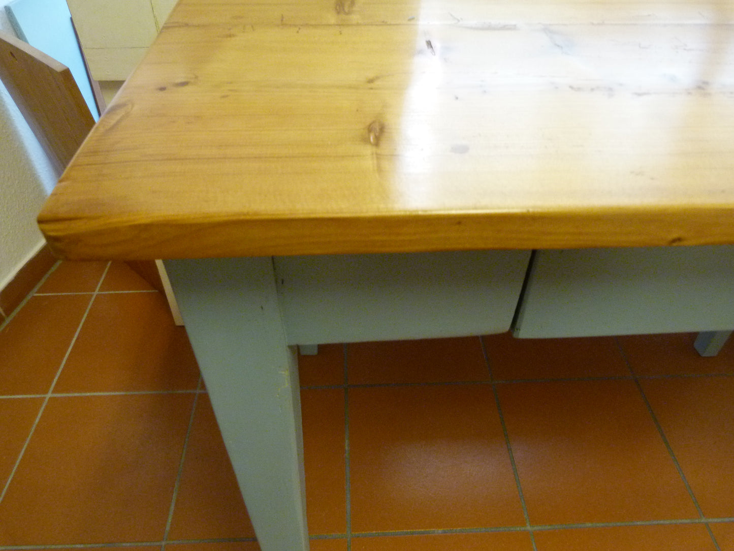 Tisch mit Kreidefarbe