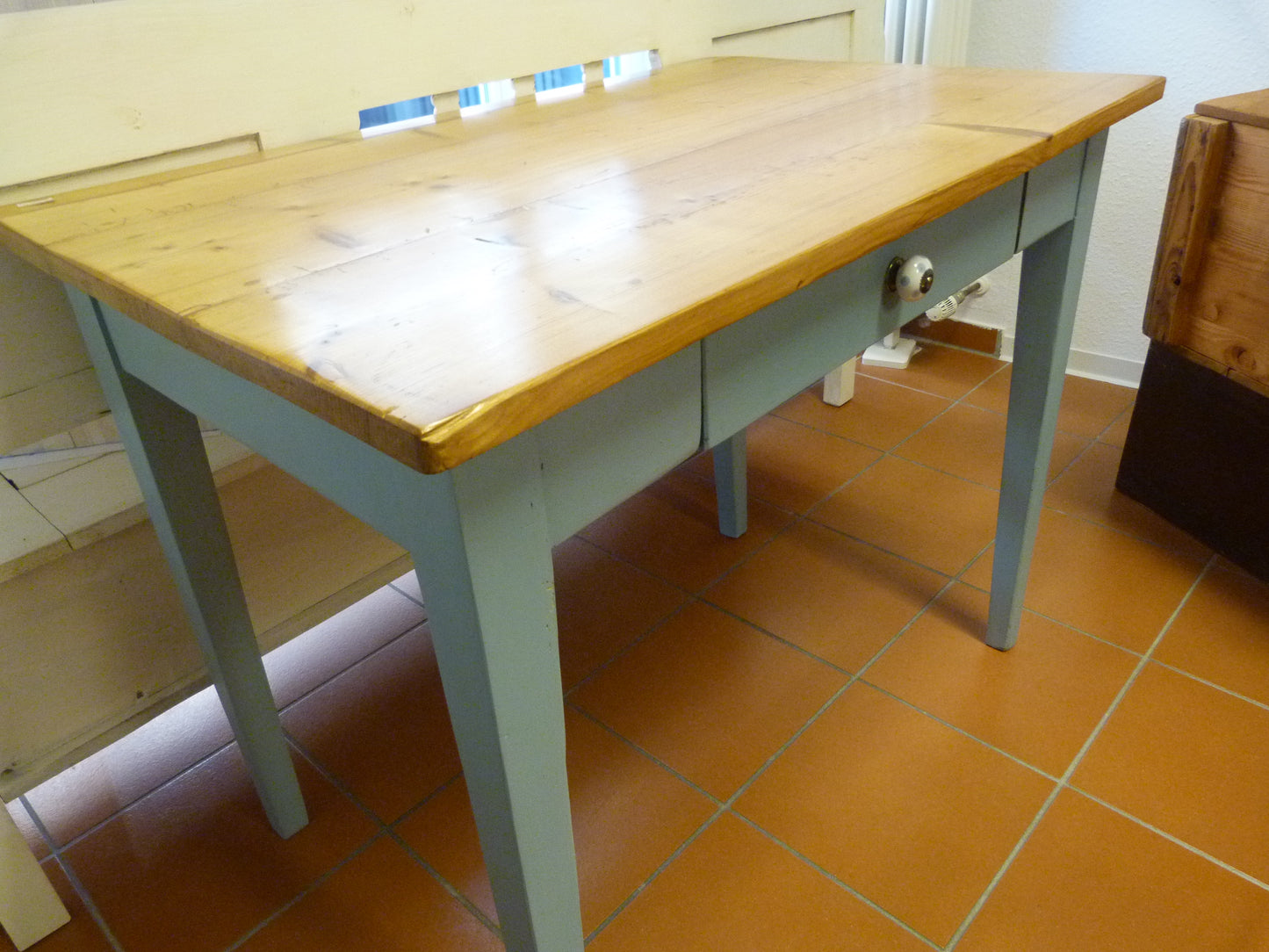 Tisch mit Kreidefarbe