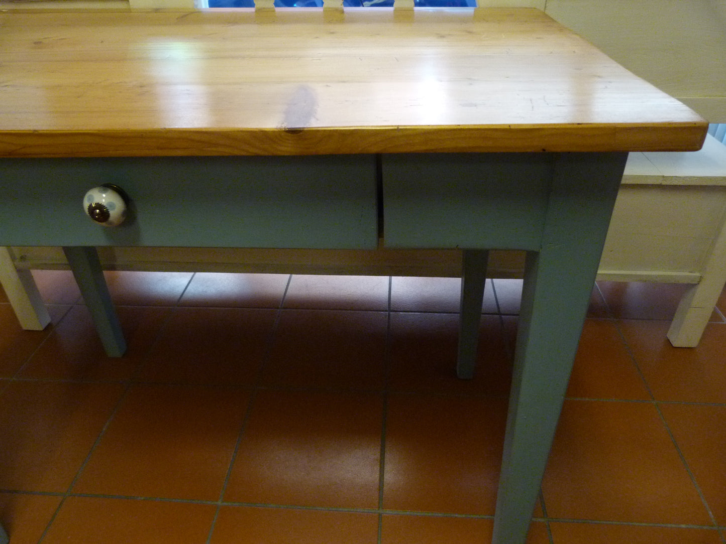 Tisch mit Kreidefarbe