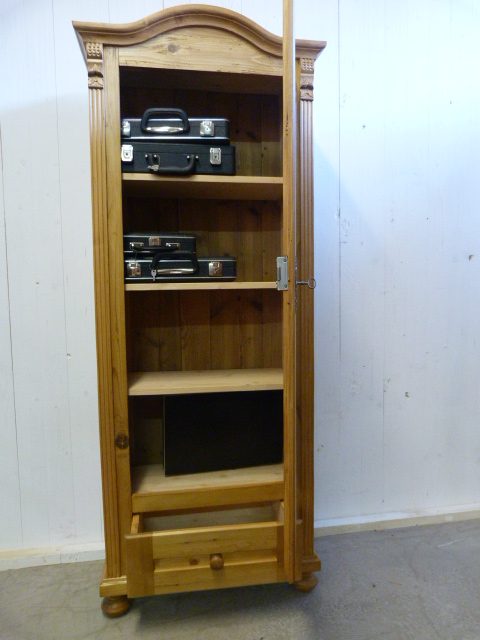 Schmaler Schrank