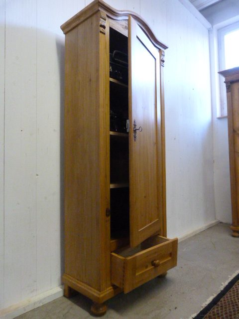 Schmaler Schrank