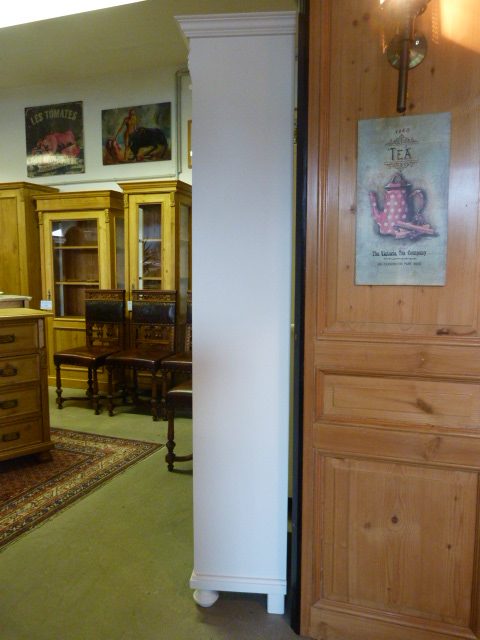 Schmaler Bücherschrank