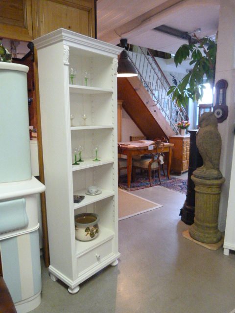 Schmaler Bücherschrank