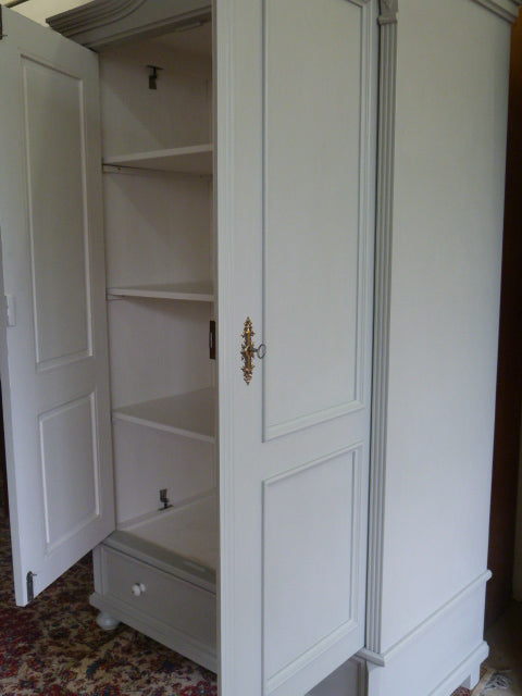 Weichholzschrank
