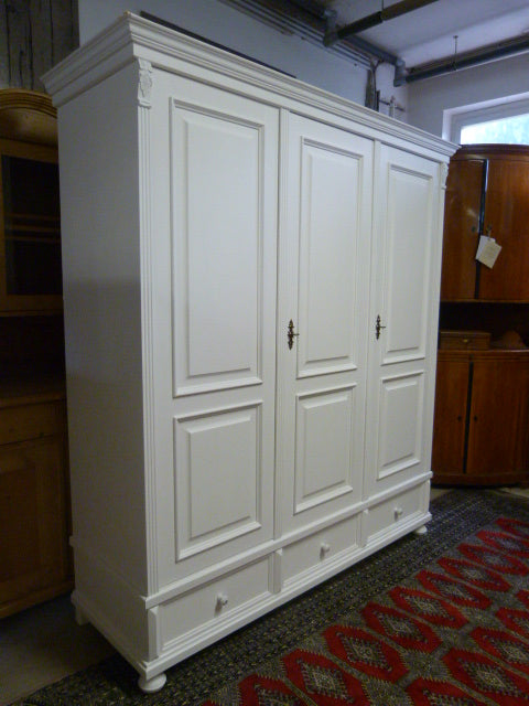 Weichholzschrank